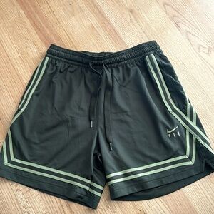 Nike Fly dri-fit basketball shorts size M